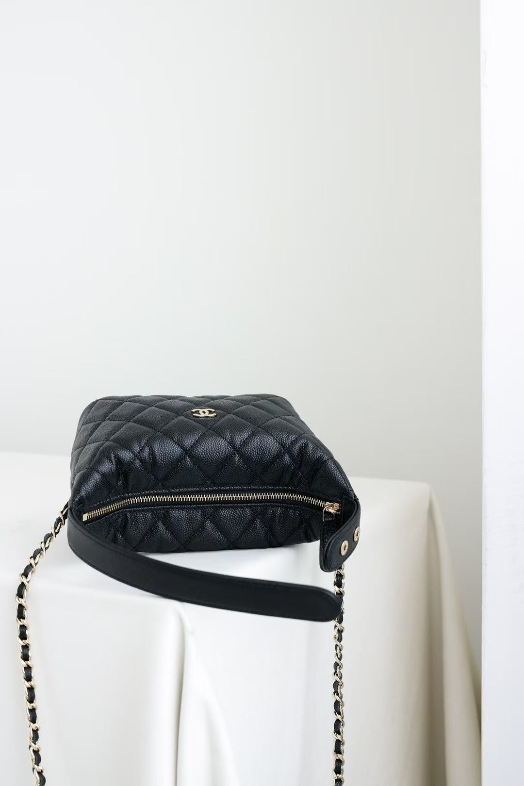 Sac Hobo CC 25C en cuir de veau caviar noir, accessoires argentés 243623