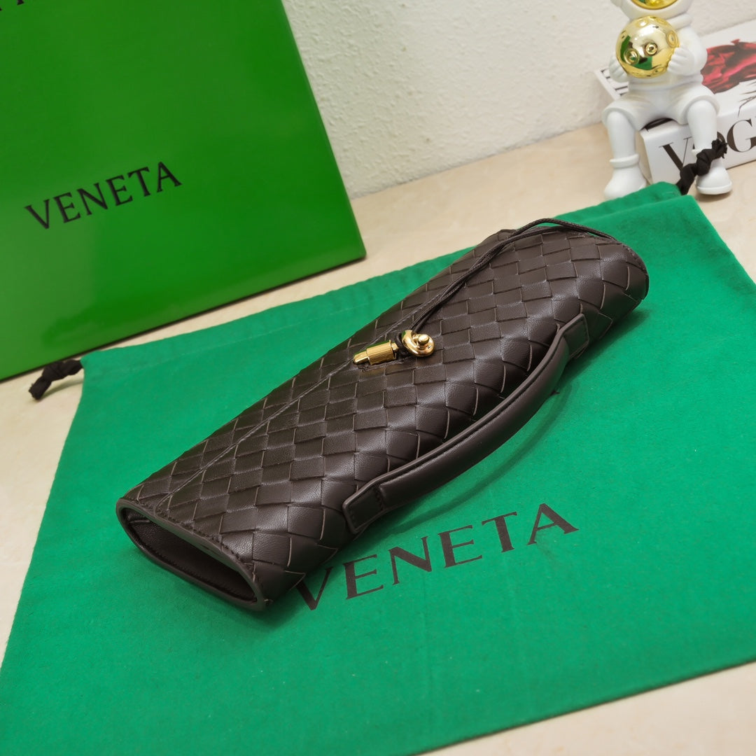 Pochette longue BV Andiamo avec poignée 31 cm en cuir de veau fondant GHW 