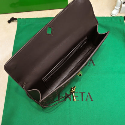 Pochette longue BV Andiamo avec poignée 31 cm en cuir de veau fondant GHW 
