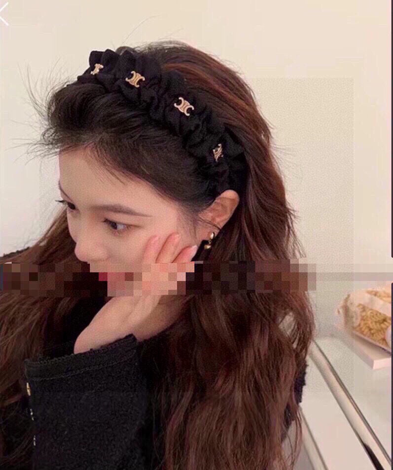 ブラック生地にゴールドロゴのヘアバンド 415931