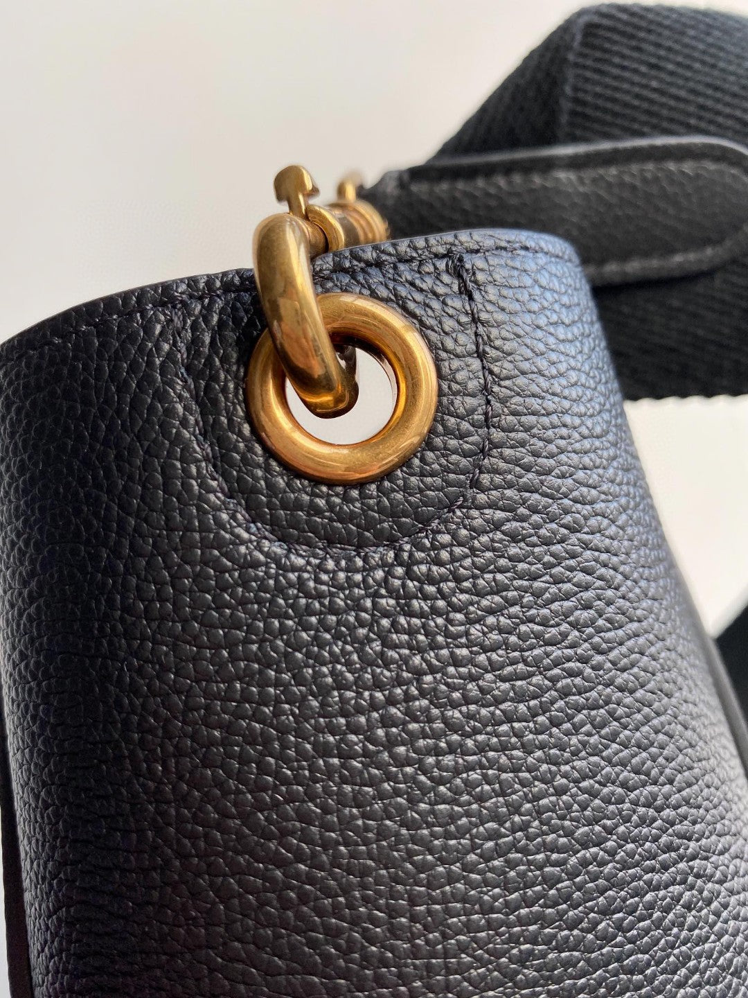 SAC SEAU SANGLE SEAU 24 EN CUIR DE VEAU NOIR