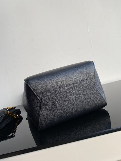 SAC SEAU SANGLE SEAU 24 EN CUIR DE VEAU NOIR