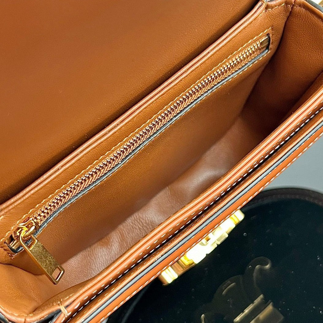 Sac à main TRIOMPHE 15 en cuir de veau noir à motifs