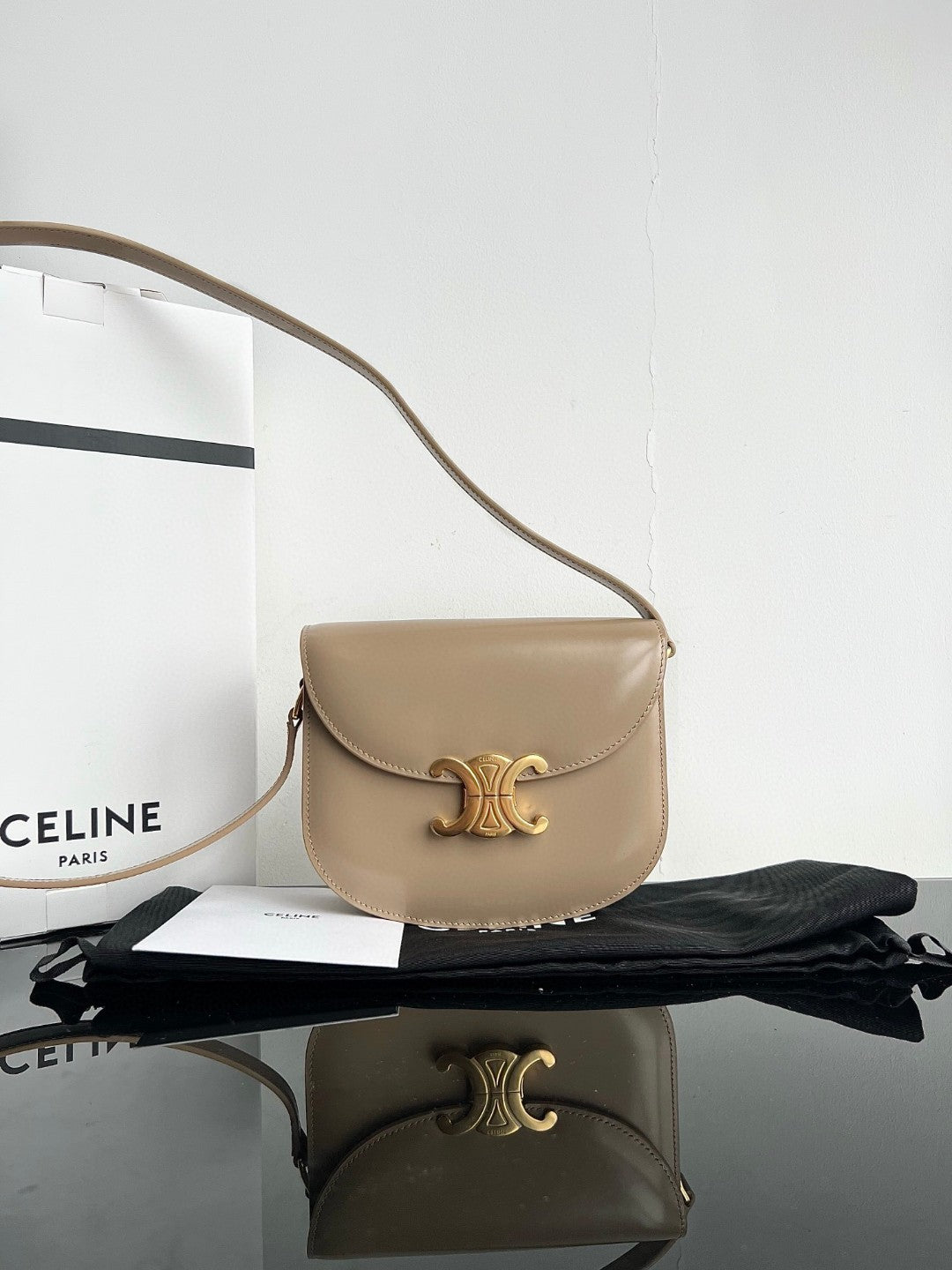 Sac à main TRIOMPHE 15 en cuir de veau gris crème