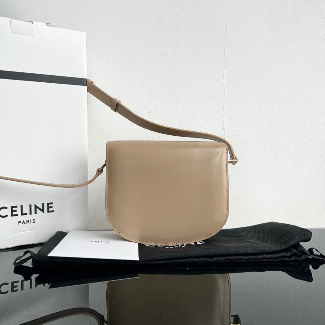 Sac à main TRIOMPHE 15 en cuir de veau gris crème
