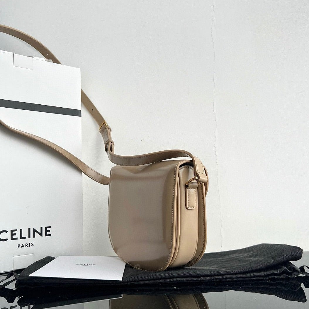 Sac à main TRIOMPHE 15 en cuir de veau gris crème