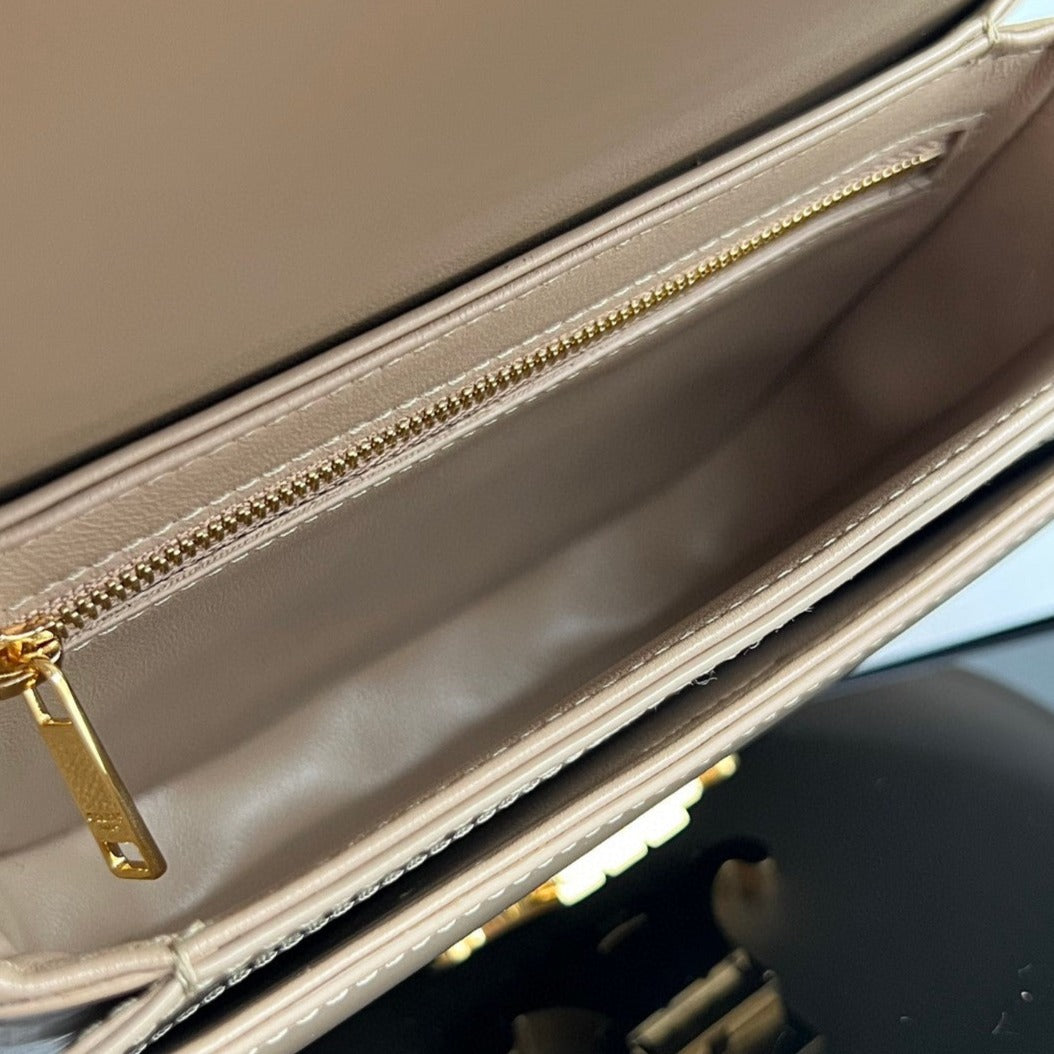 Sac à main TRIOMPHE 15 en cuir de veau gris crème
