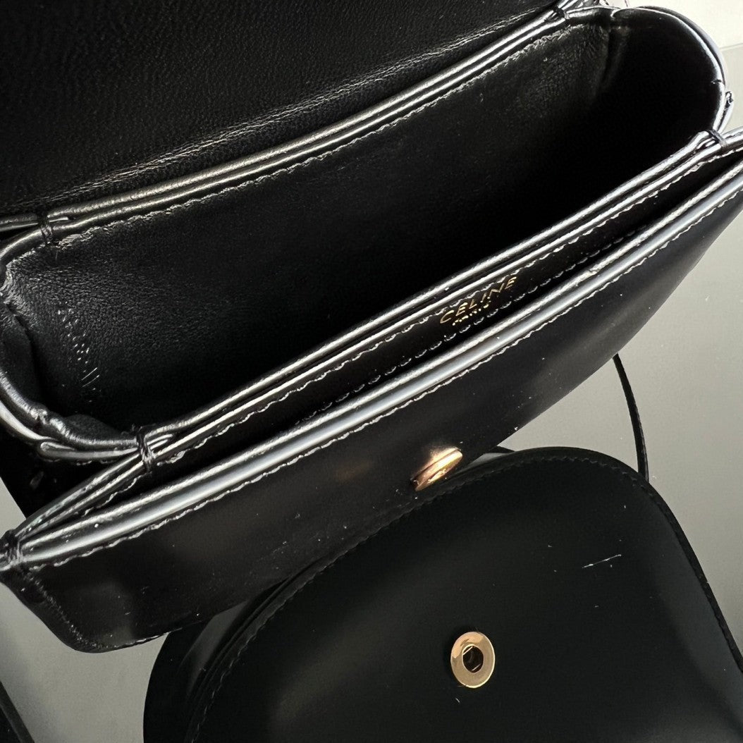 Sac à main TRIOMPHE 15 en cuir de veau noir