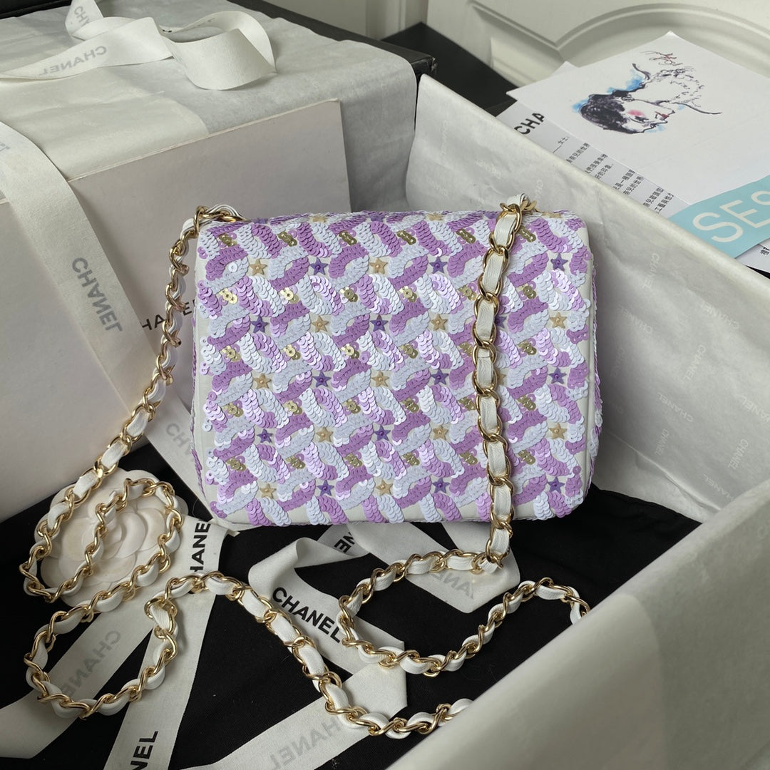 SAC À RABAT CC CLASSIC 17 EN SATIN BRODÉ À PAILLETTES VIOLET CLAIR