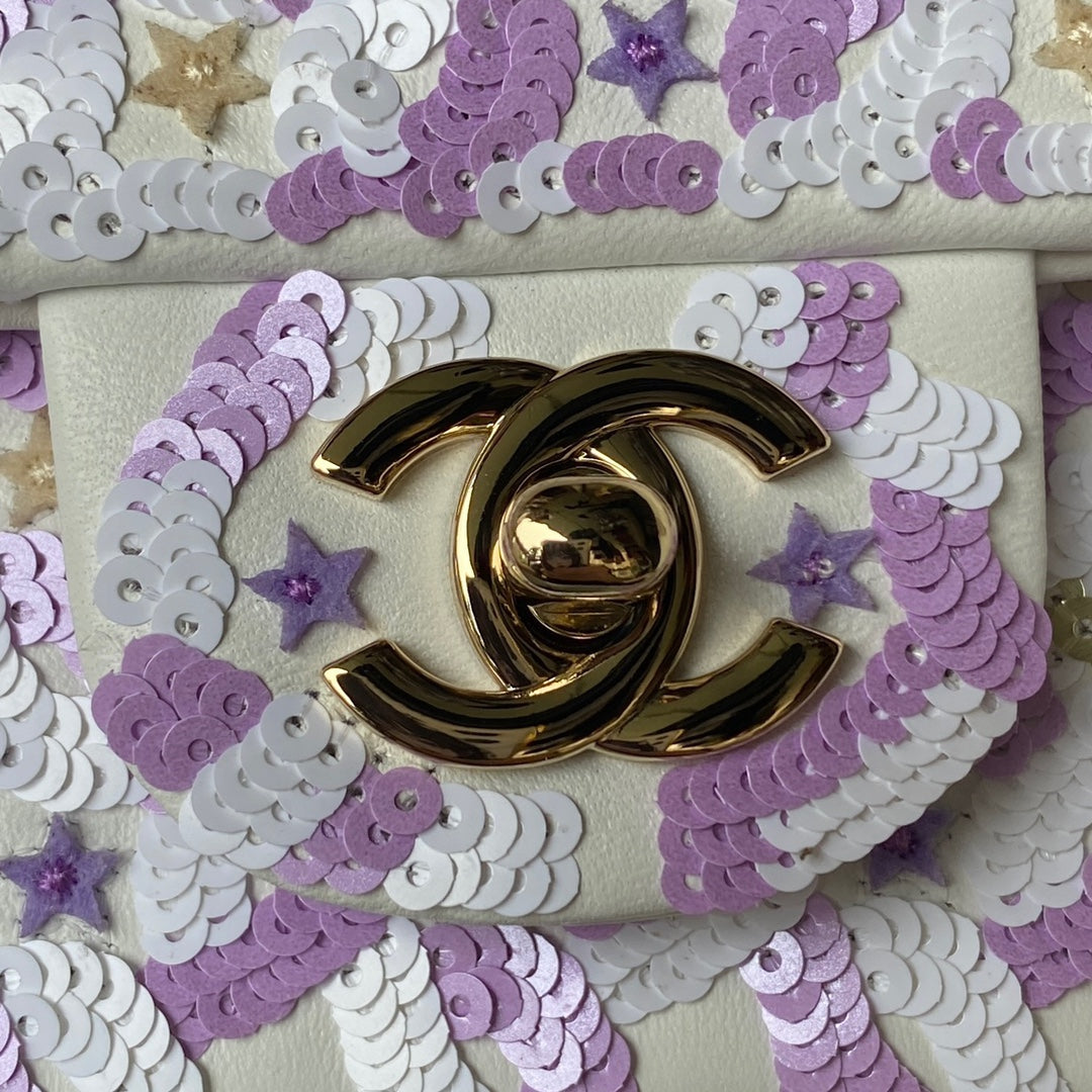 SAC À RABAT CC CLASSIC 17 EN SATIN BRODÉ À PAILLETTES VIOLET CLAIR
