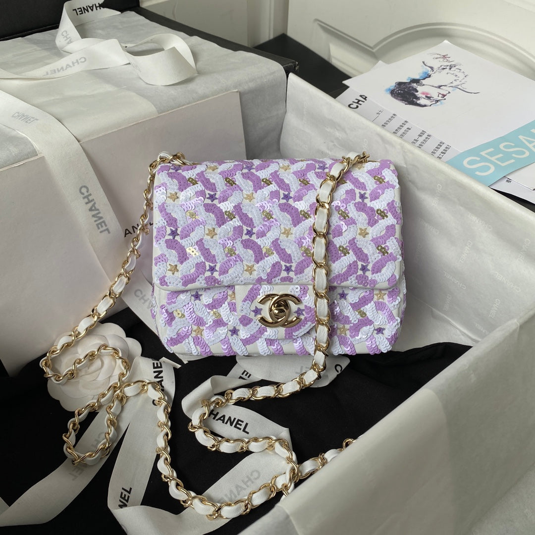 SAC À RABAT CC CLASSIC 17 EN SATIN BRODÉ À PAILLETTES VIOLET CLAIR
