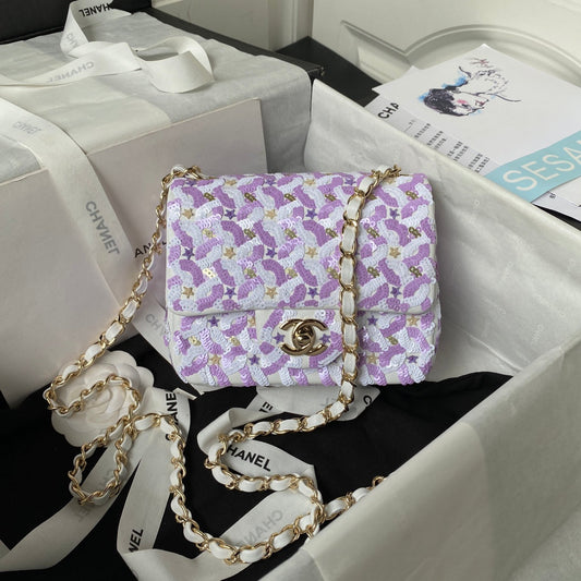 SAC À RABAT CC CLASSIC 17 EN SATIN BRODÉ À PAILLETTES VIOLET CLAIR
