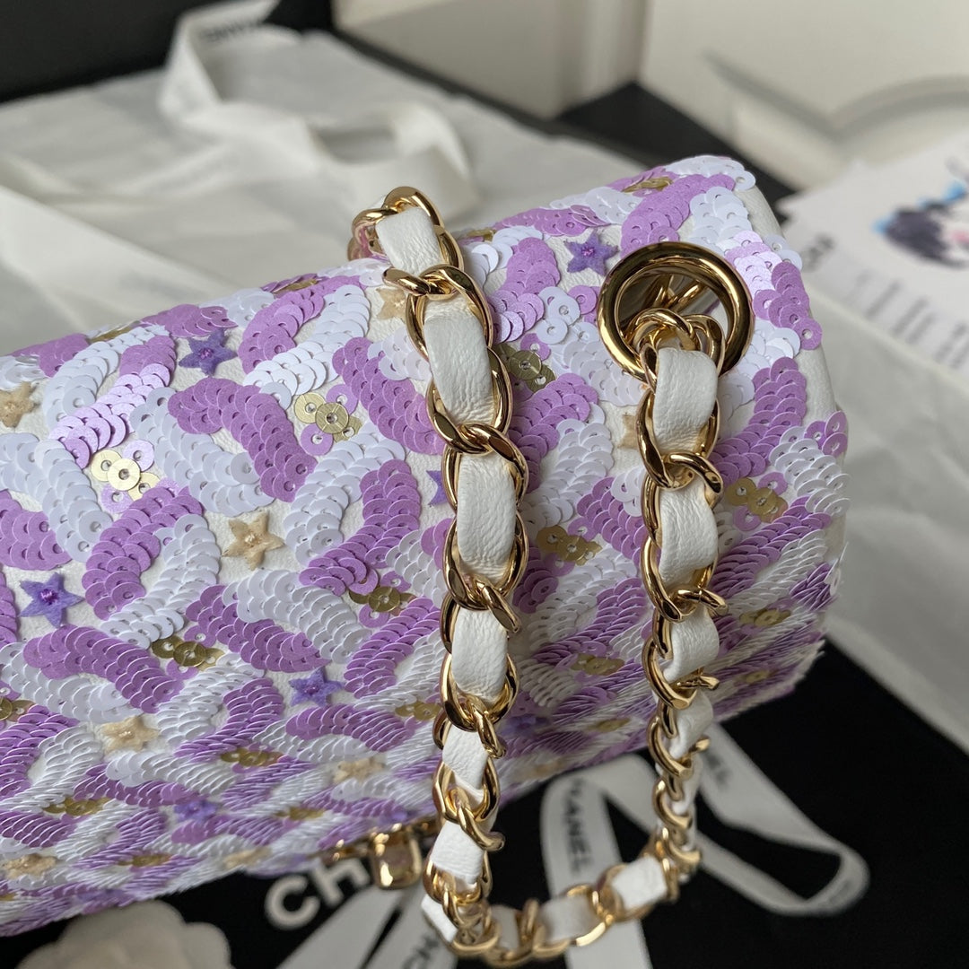 SAC À RABAT CC CLASSIC 17 EN SATIN BRODÉ À PAILLETTES VIOLET CLAIR