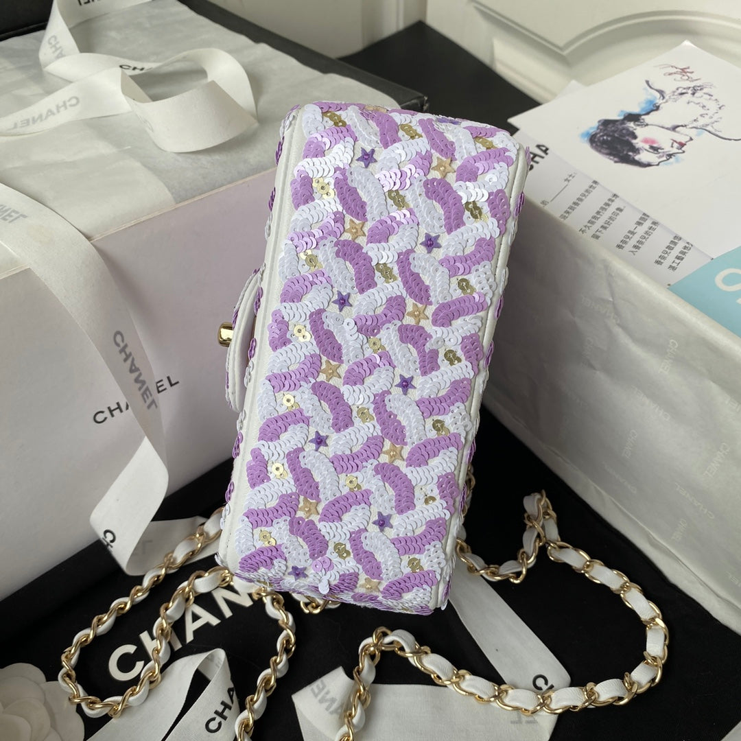 SAC À RABAT CC CLASSIC 17 EN SATIN BRODÉ À PAILLETTES VIOLET CLAIR