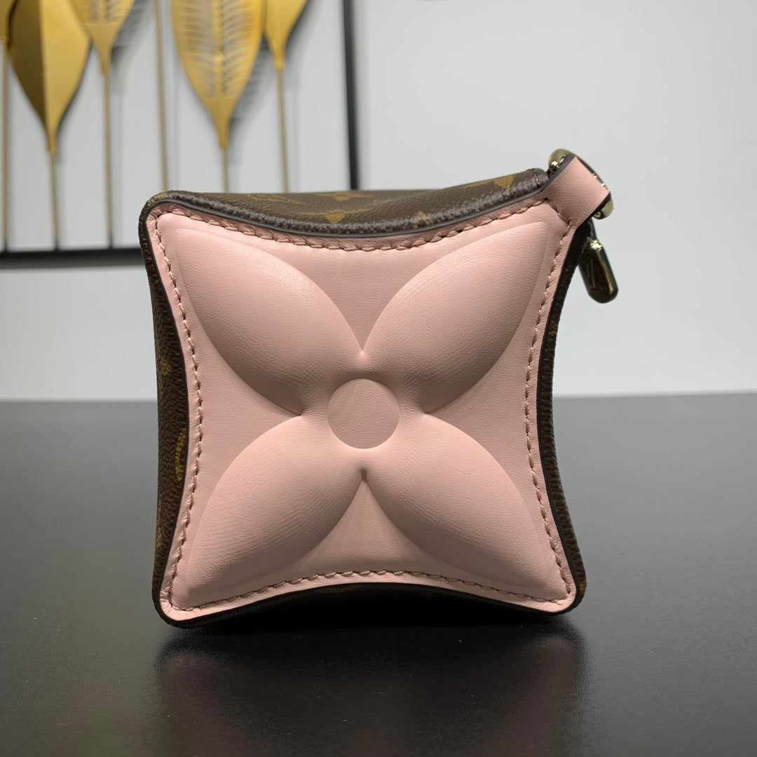 Pochette Bloom 22 en toile monogrammée marron et côtés en cuir de veau rose pastel