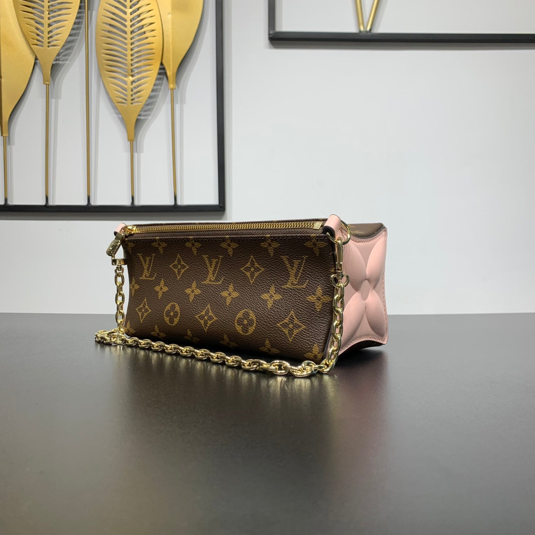 Pochette Bloom 22 en toile monogrammée marron et côtés en cuir de veau rose pastel