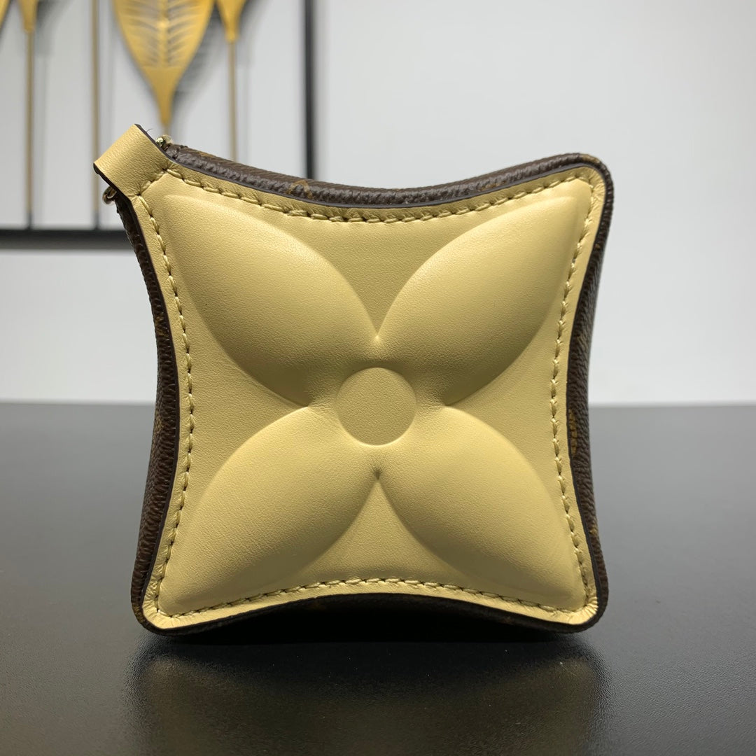 POCHETTE BLOOM 22 EN TOILE MONOGRAMME MARRON ET CÔTÉS EN CUIR DE VEAU JAUNE PASTEL