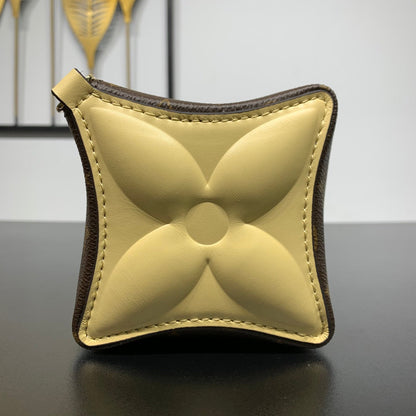 POCHETTE BLOOM 22 EN TOILE MONOGRAMME MARRON ET CÔTÉS EN CUIR DE VEAU JAUNE PASTEL