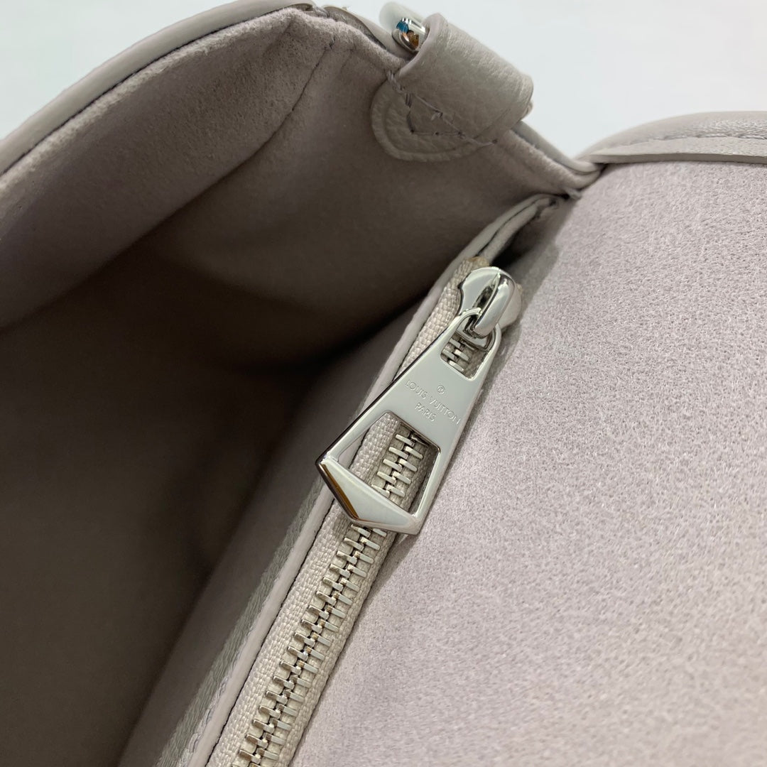 Sac à main LV Diane Brume en toile monogrammée grise 205493