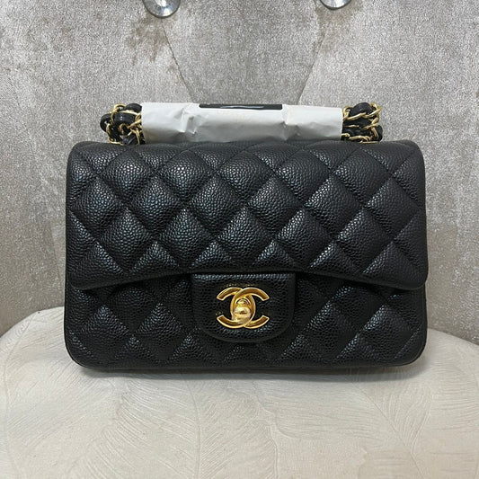 Mini sac à rabat 20 cm en cuir de veau grainé noir, accessoires dorés 