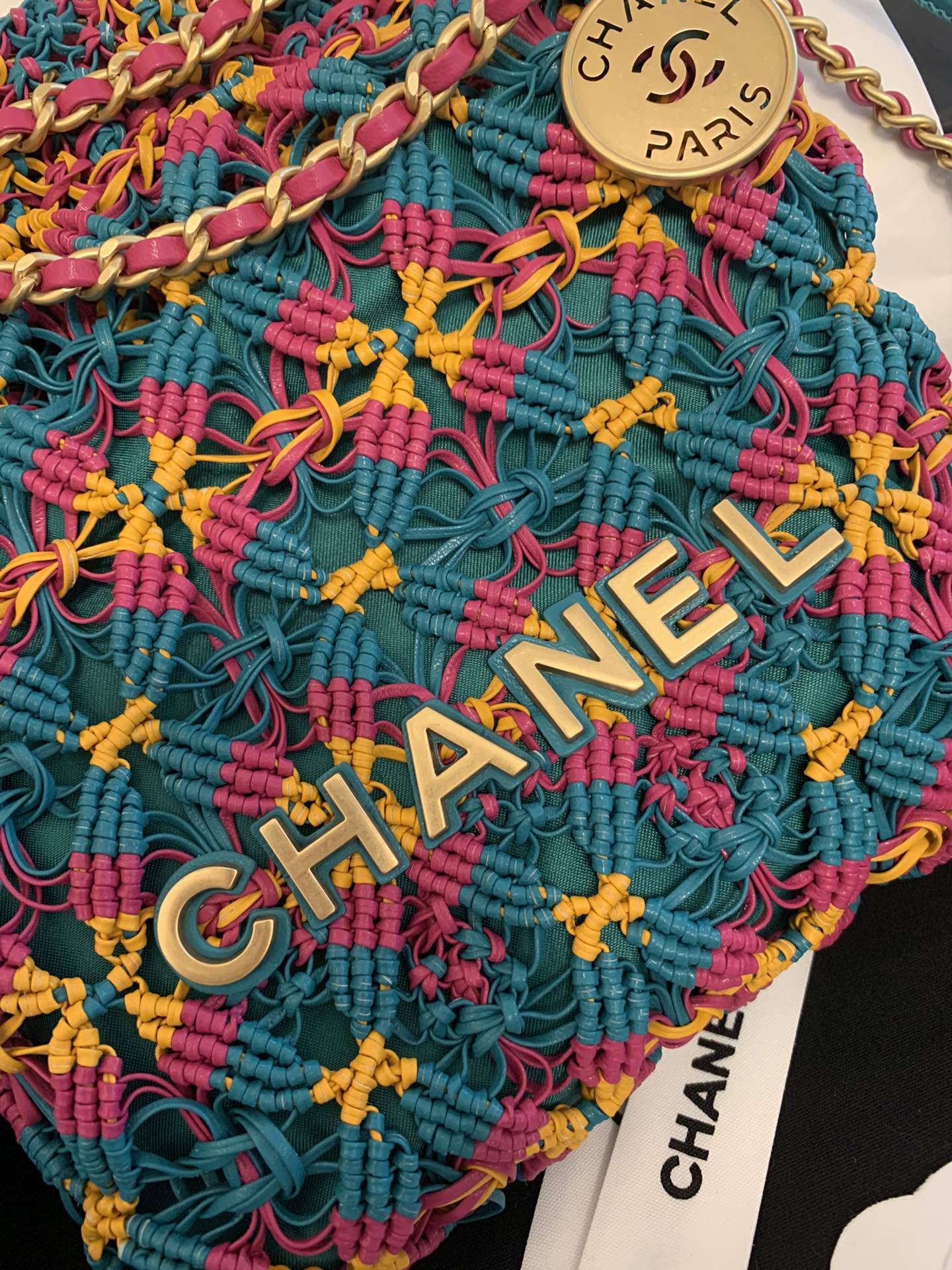 Sac Hobo CC 22 23 cm en cuir de veau macramé multicolore, finitions dorées