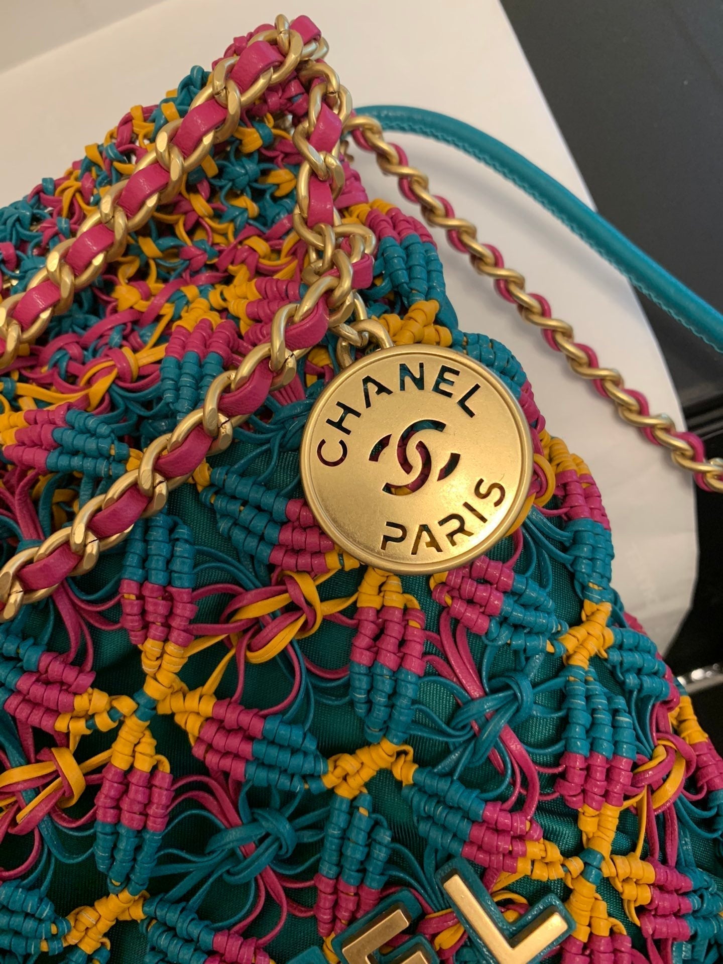Sac Hobo CC 22 23 cm en cuir de veau macramé multicolore, finitions dorées
