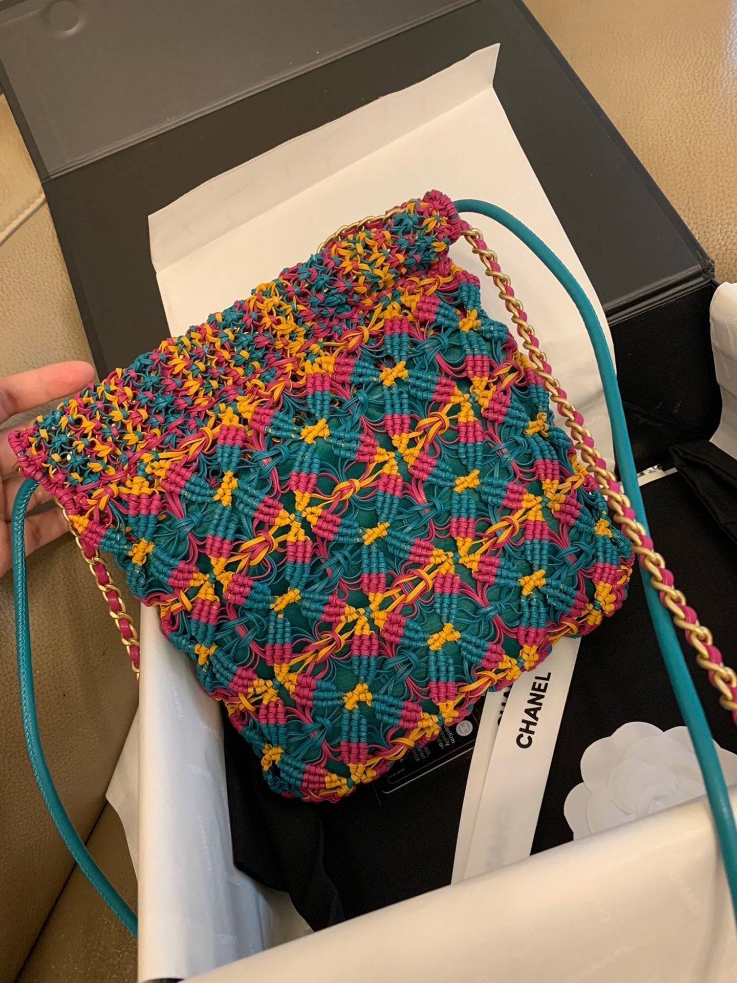 Sac Hobo CC 22 23 cm en cuir de veau macramé multicolore, finitions dorées