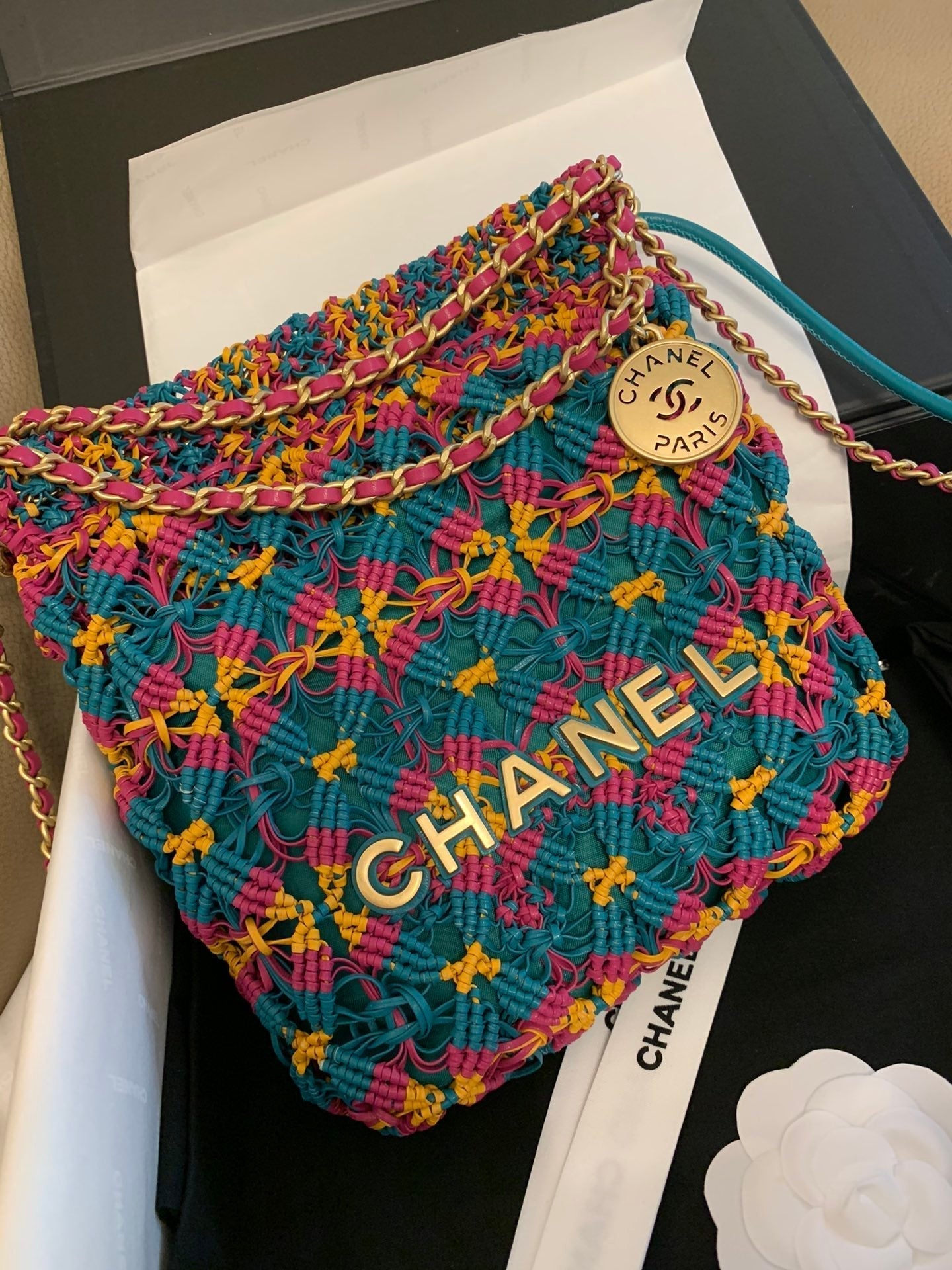 Sac Hobo CC 22 23 cm en cuir de veau macramé multicolore, finitions dorées
