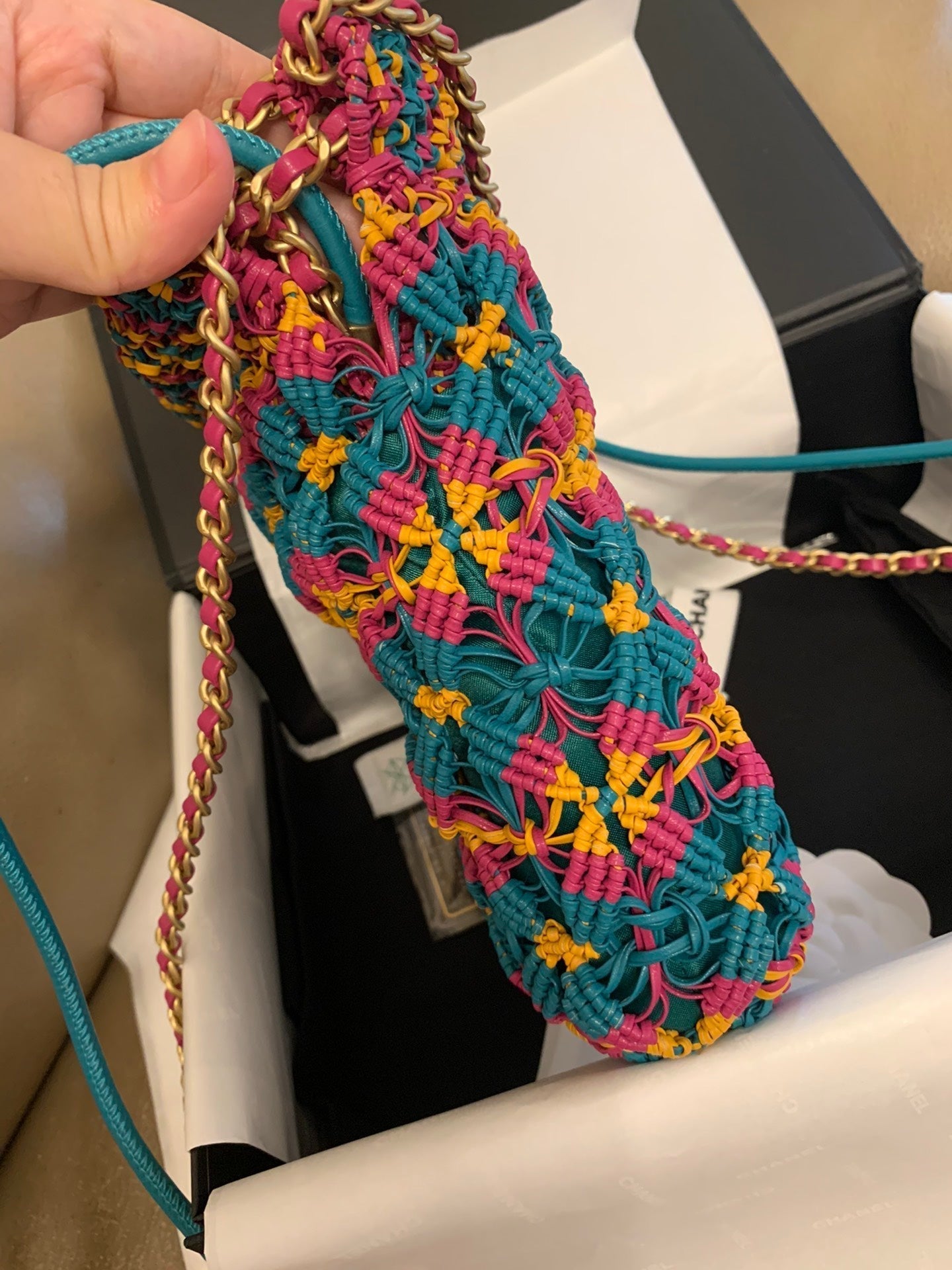 Sac Hobo CC 22 23 cm en cuir de veau macramé multicolore, finitions dorées