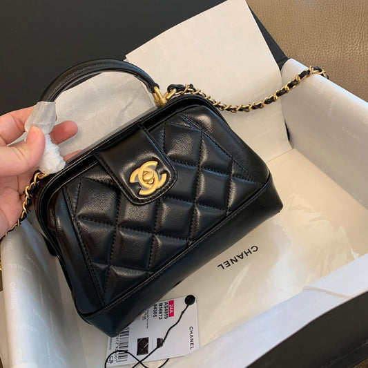 Mini sac à main CC 24A 18 cm en cuir d'agneau noir