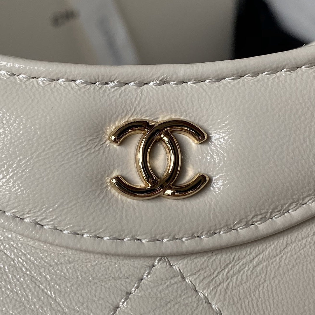Sac shopping nano cc 24s31 17,5 cm en cuir d'agneau crème avec finitions dorées