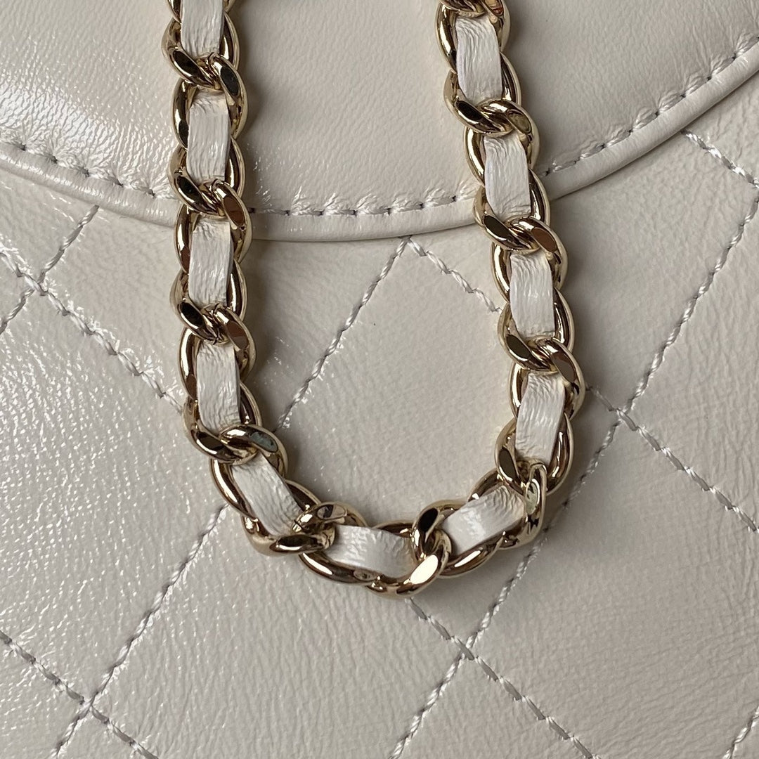 Sac shopping nano cc 24s31 17,5 cm en cuir d'agneau crème avec finitions dorées