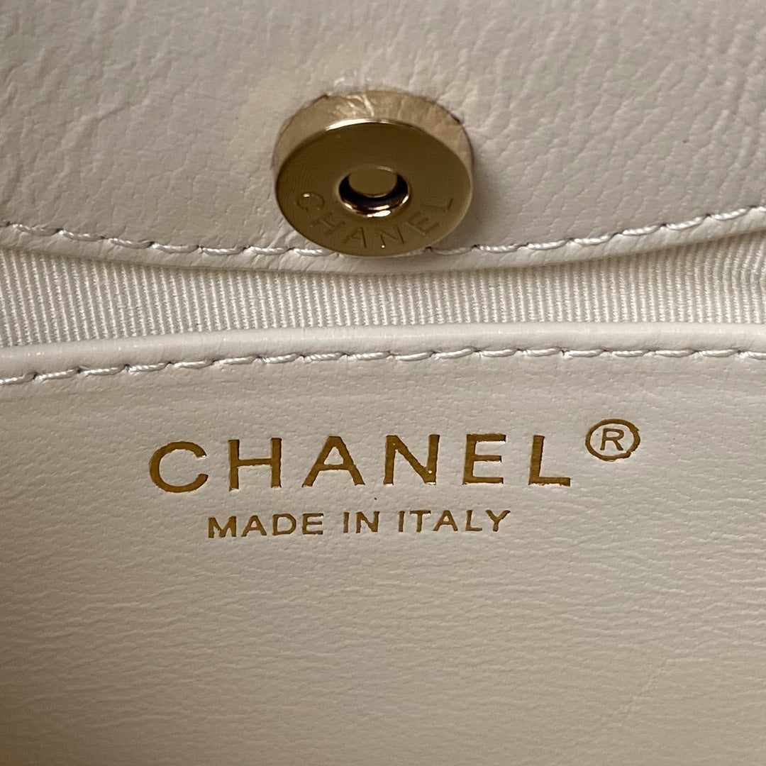 Sac shopping nano cc 24s31 17,5 cm en cuir d'agneau crème avec finitions dorées