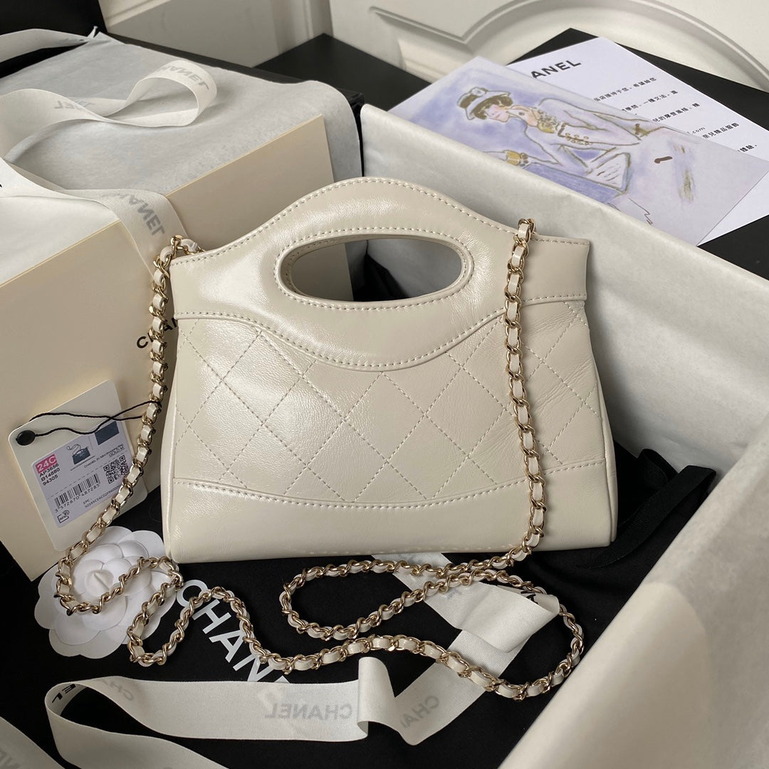 Sac shopping nano cc 24s31 17,5 cm en cuir d'agneau crème avec finitions dorées