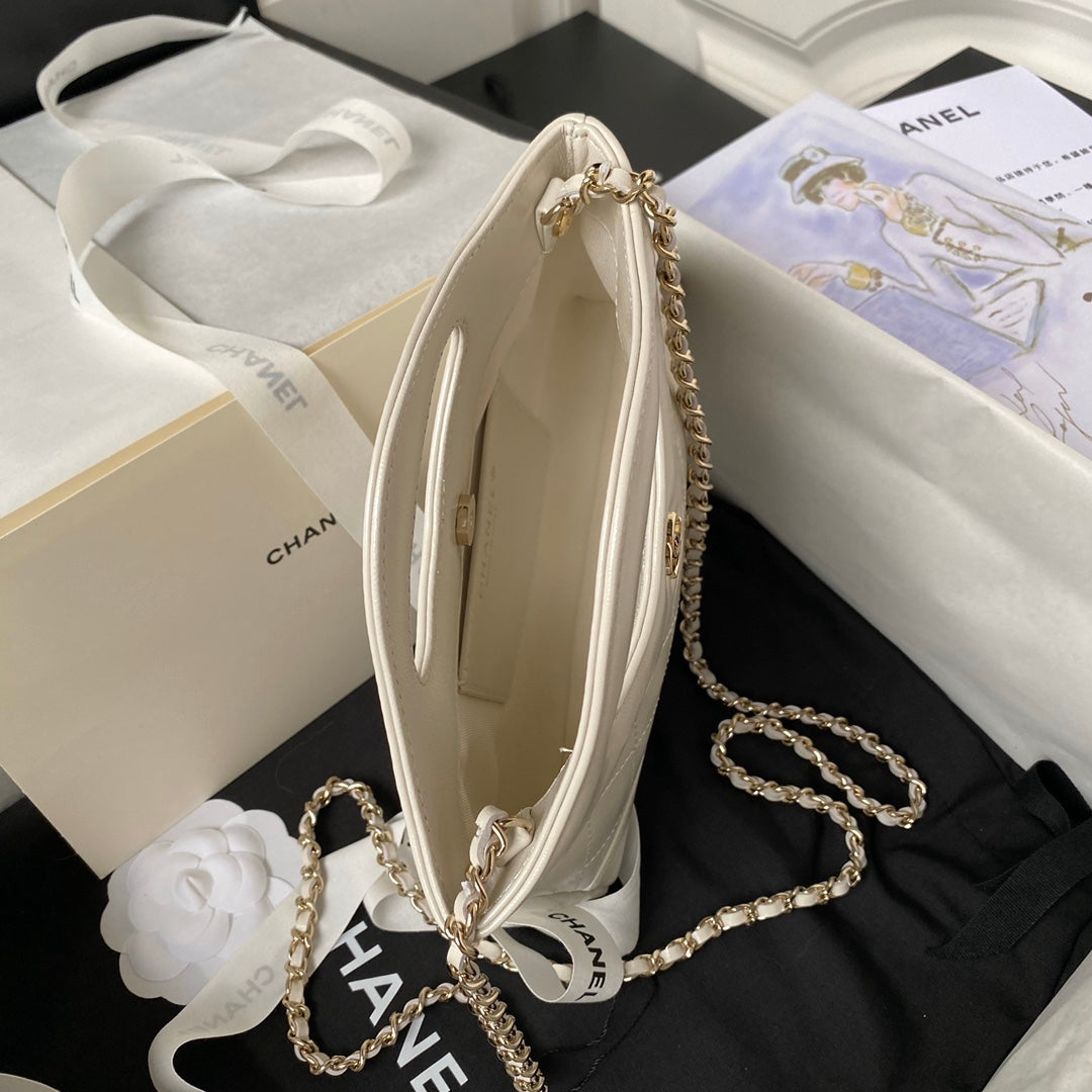 Sac shopping nano cc 24s31 17,5 cm en cuir d'agneau crème avec finitions dorées