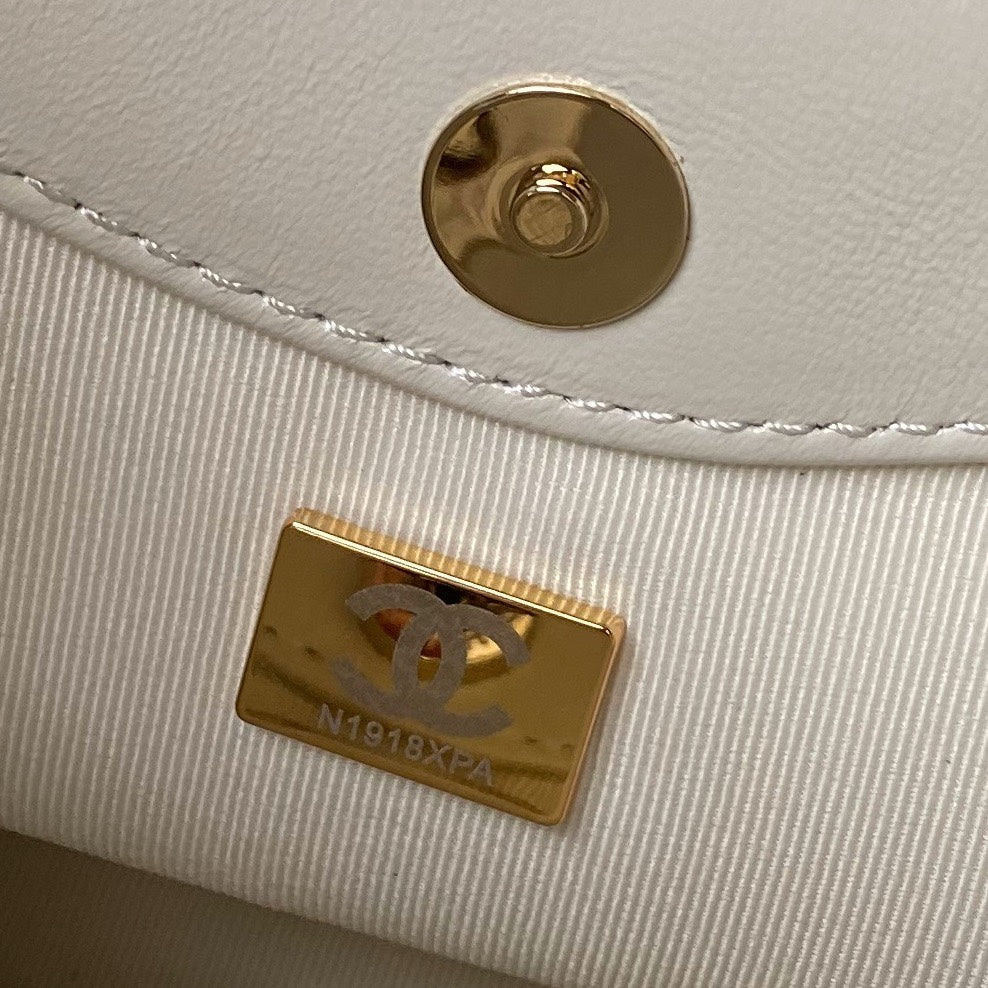 Sac shopping nano cc 24s31 17,5 cm en cuir d'agneau crème avec finitions dorées