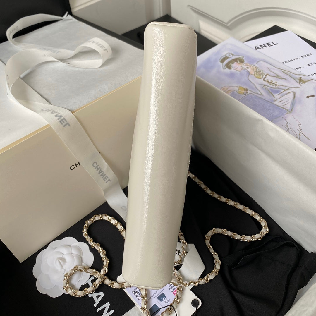 Sac shopping nano cc 24s31 17,5 cm en cuir d'agneau crème avec finitions dorées