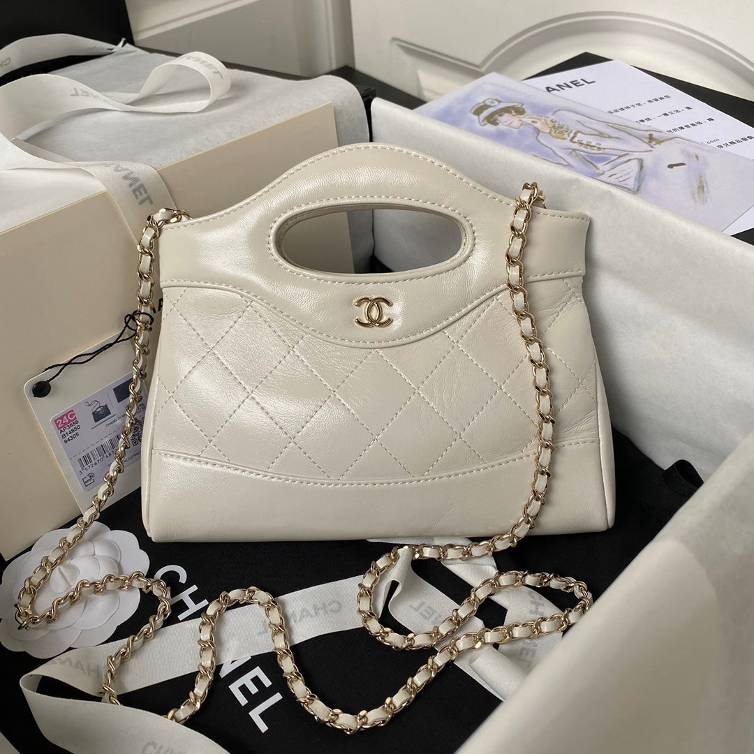 Sac shopping nano cc 24s31 17,5 cm en cuir d'agneau crème avec finitions dorées
