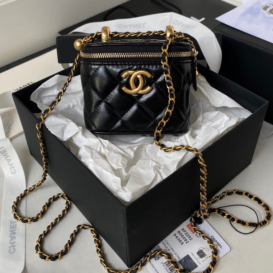 TROUSSE DE VANITY CC 11 EN CUIR D'AGNEAU NOIR ET QUINCAILLERIE OR