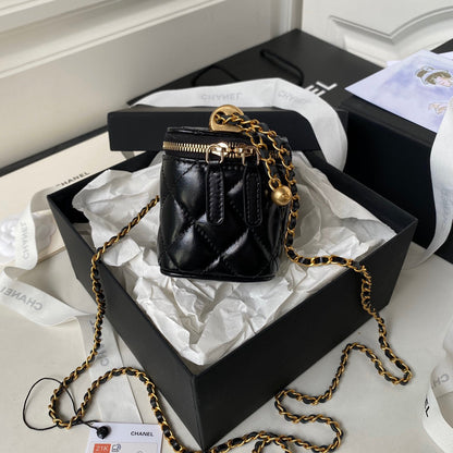 TROUSSE DE VANITY CC 11 EN CUIR D'AGNEAU NOIR ET QUINCAILLERIE OR