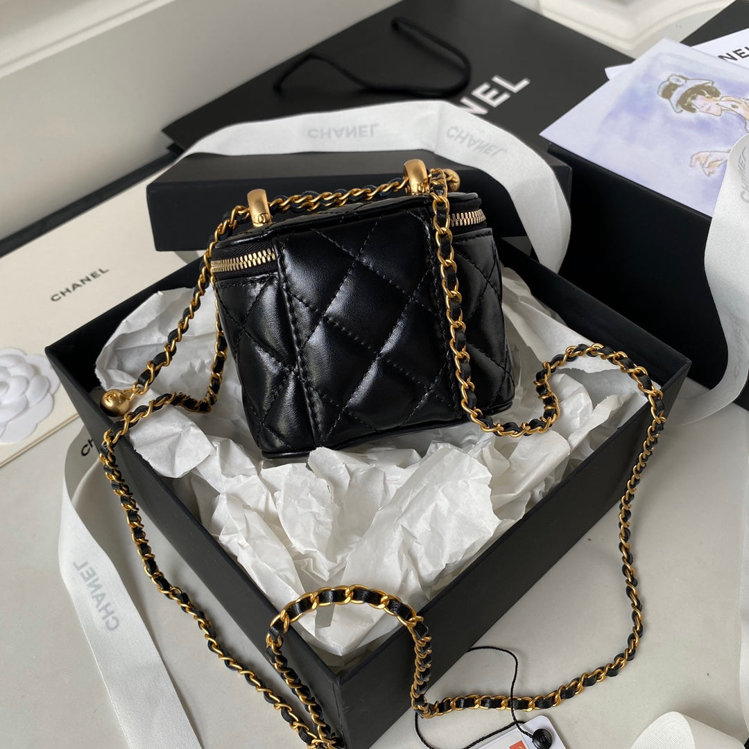 TROUSSE DE VANITY CC 11 EN CUIR D'AGNEAU NOIR ET QUINCAILLERIE OR