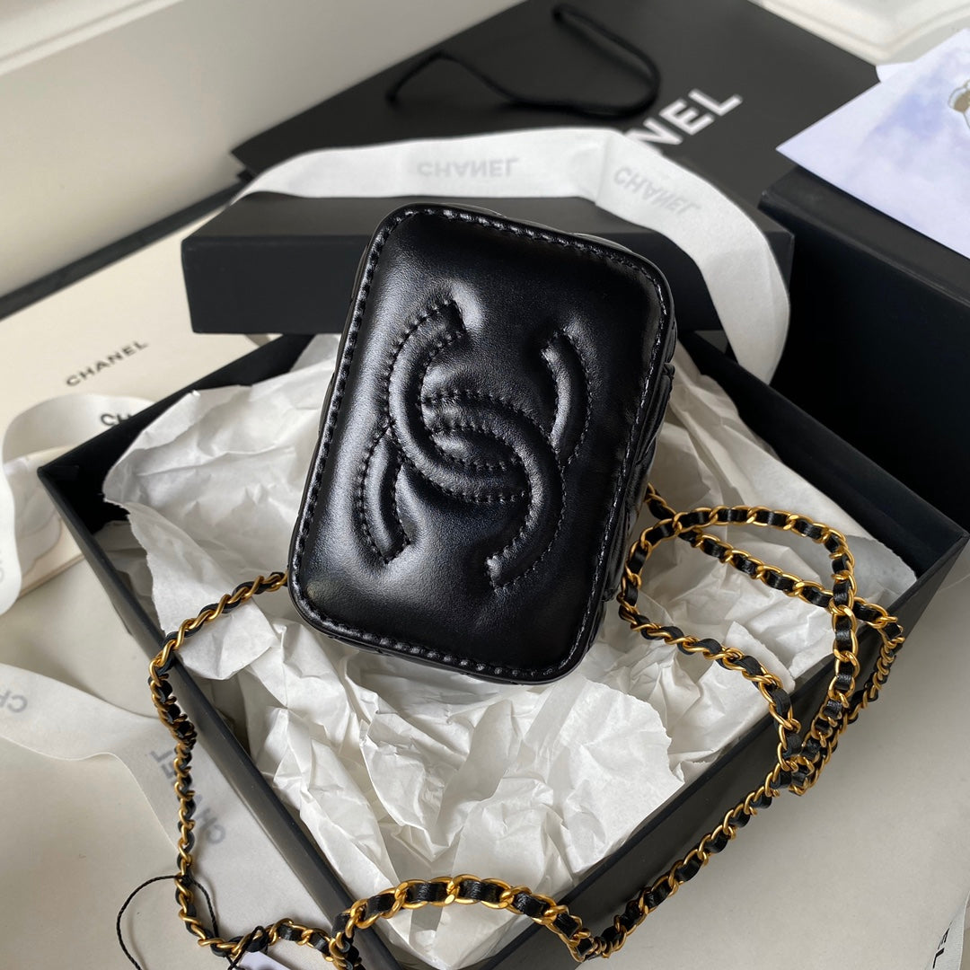 TROUSSE DE VANITY CC 11 EN CUIR D'AGNEAU NOIR ET QUINCAILLERIE OR