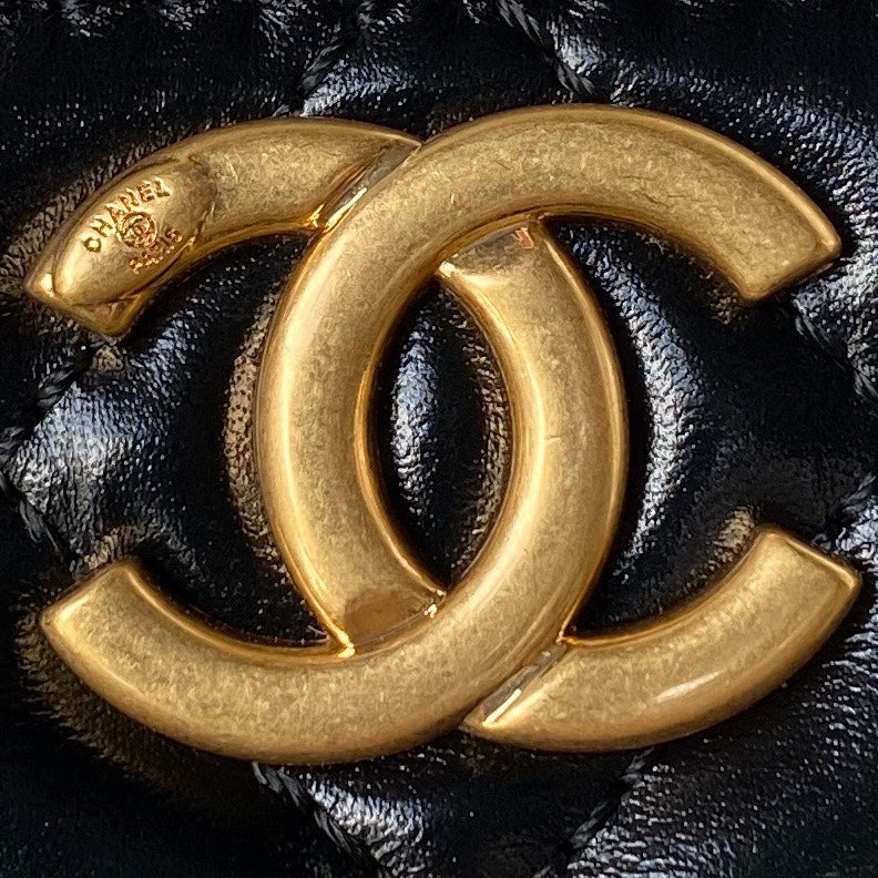 TROUSSE DE VANITY CC 11 EN CUIR D'AGNEAU NOIR ET QUINCAILLERIE OR