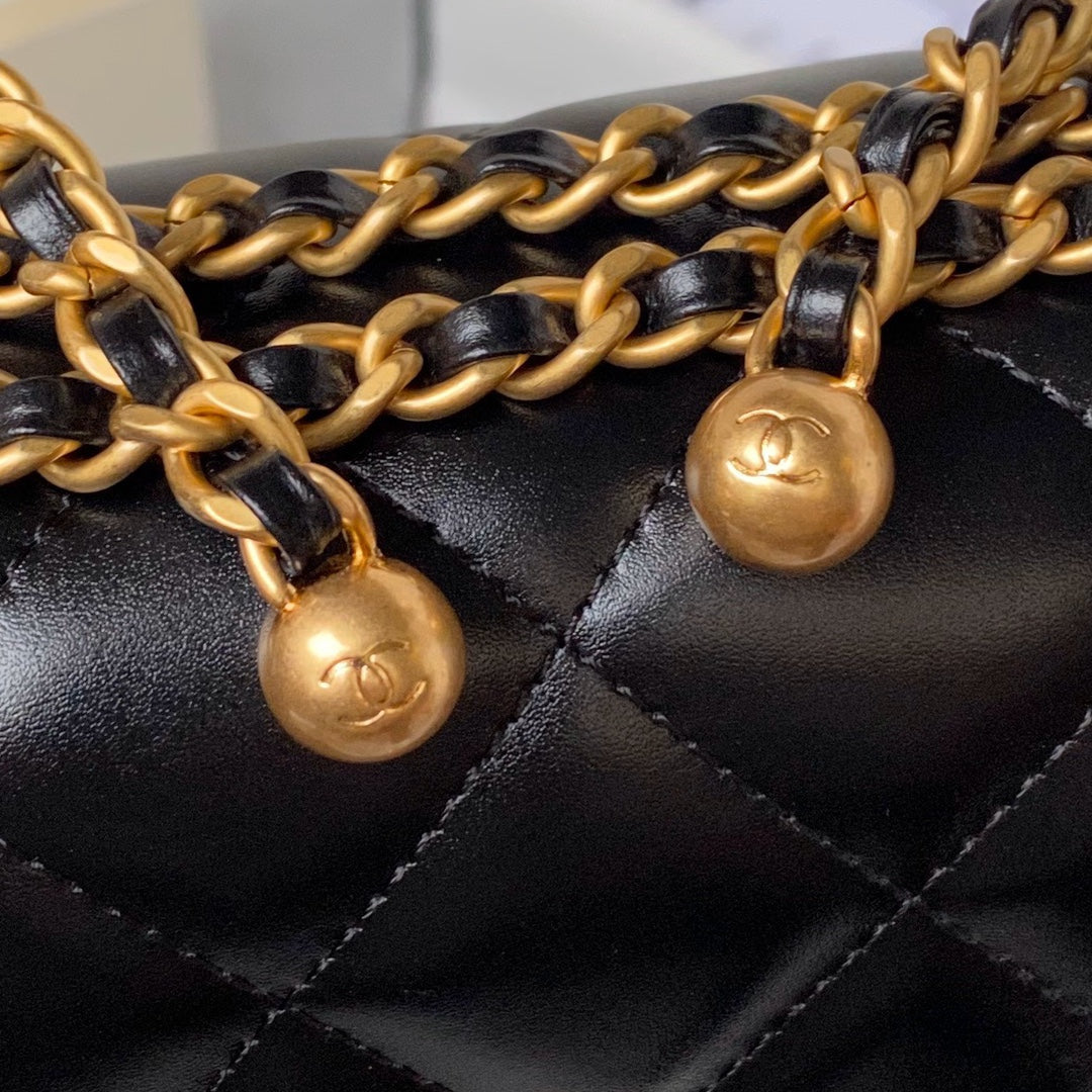 SAC À RABAT 22 EN CUIR DE VEAU NOIR AVEC DOUBLE BOULE DORÉE