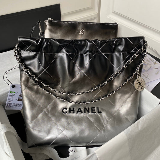 Sac hobo cc 22 35 cm en cuir d'agneau noir et argent, accessoires argentés