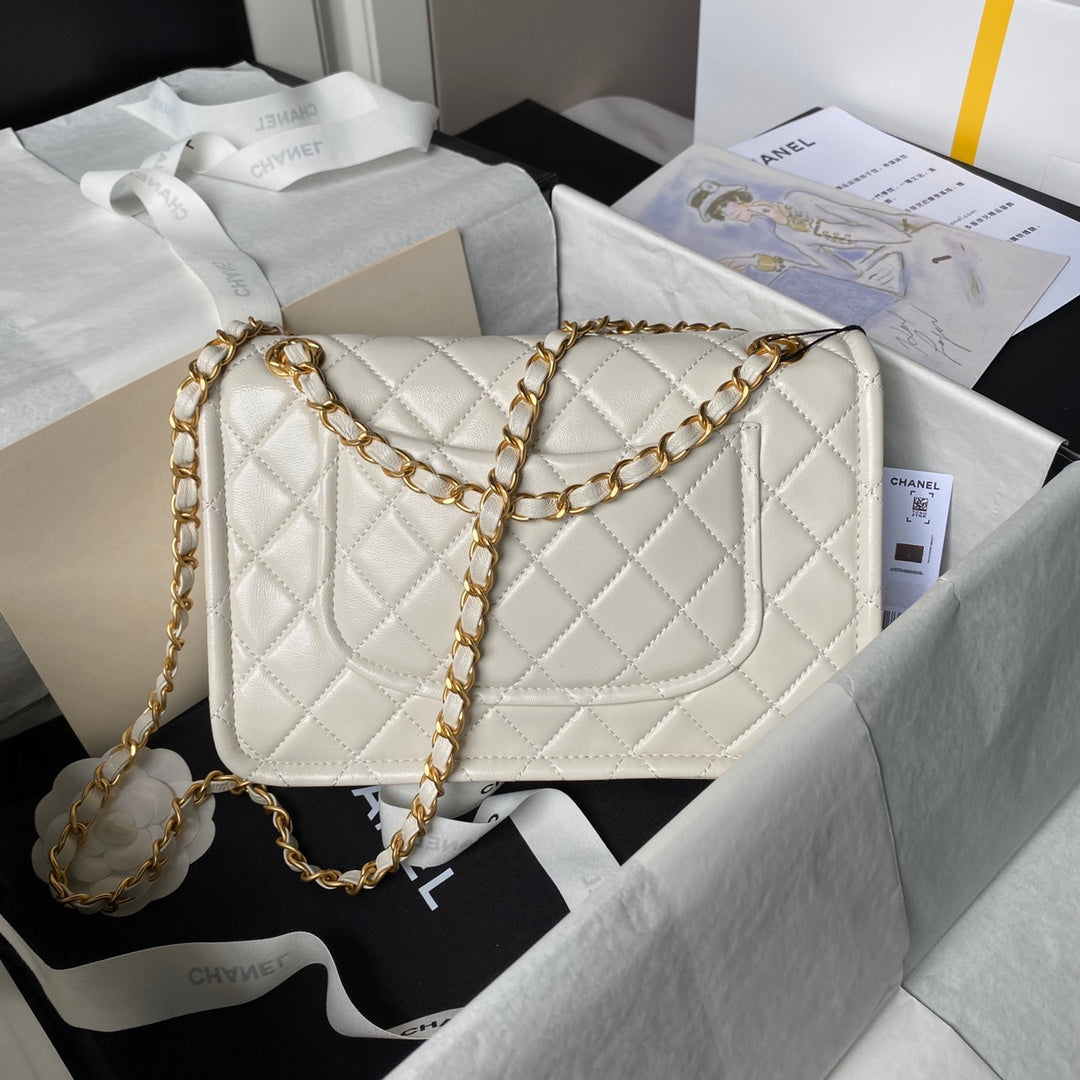 Sac à rabat moyen 24s 25 cm en cuir de veau crème avec finitions dorées