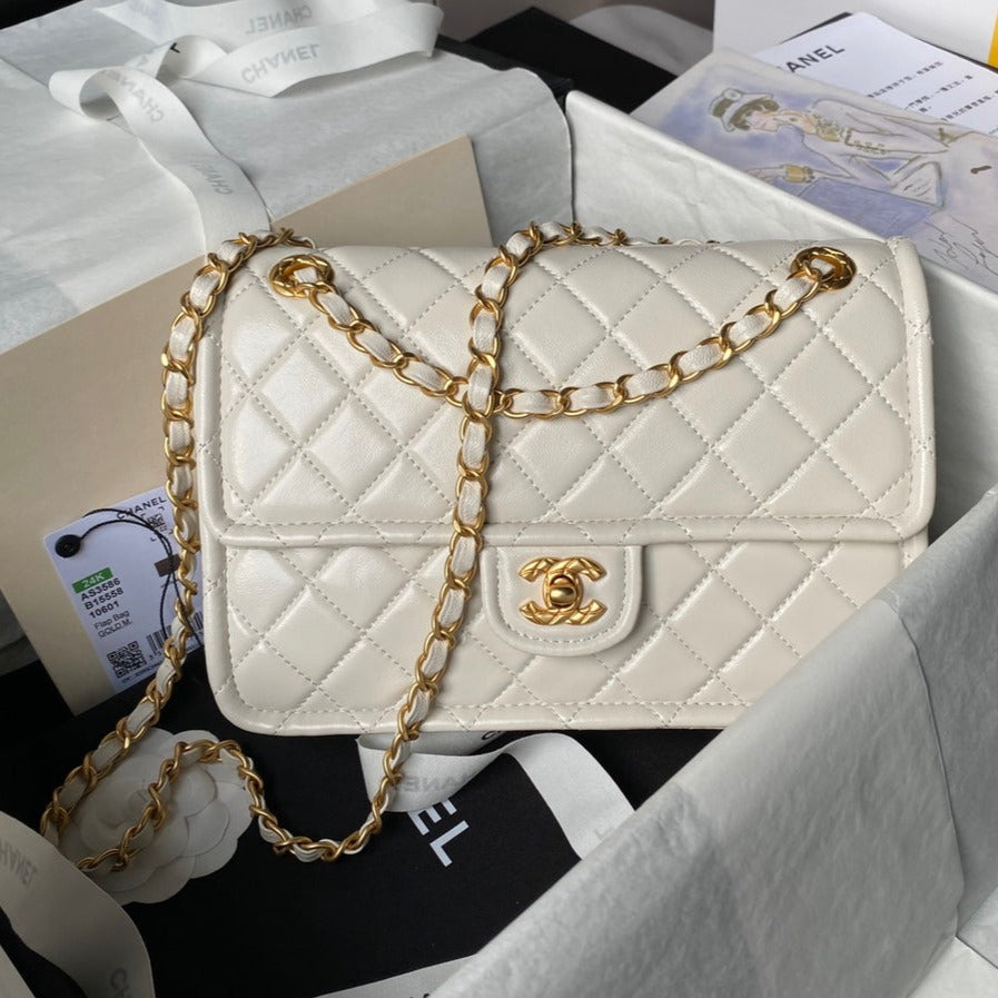 Sac à rabat moyen 24s 25 cm en cuir de veau crème avec finitions dorées