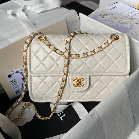 Sac à rabat moyen 24s 25 cm en cuir de veau crème avec finitions dorées