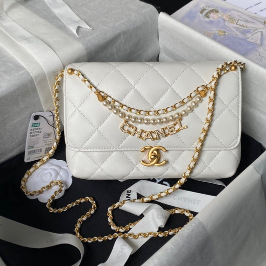 24a petit sac à rabat 23cm en cuir d'agneau blanc perle et accessoires dorés
