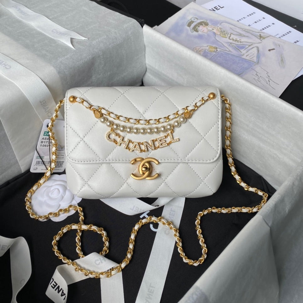 24a ミニフラップバッグ 19cm ホワイトラムスキンパール＆ゴールド金具